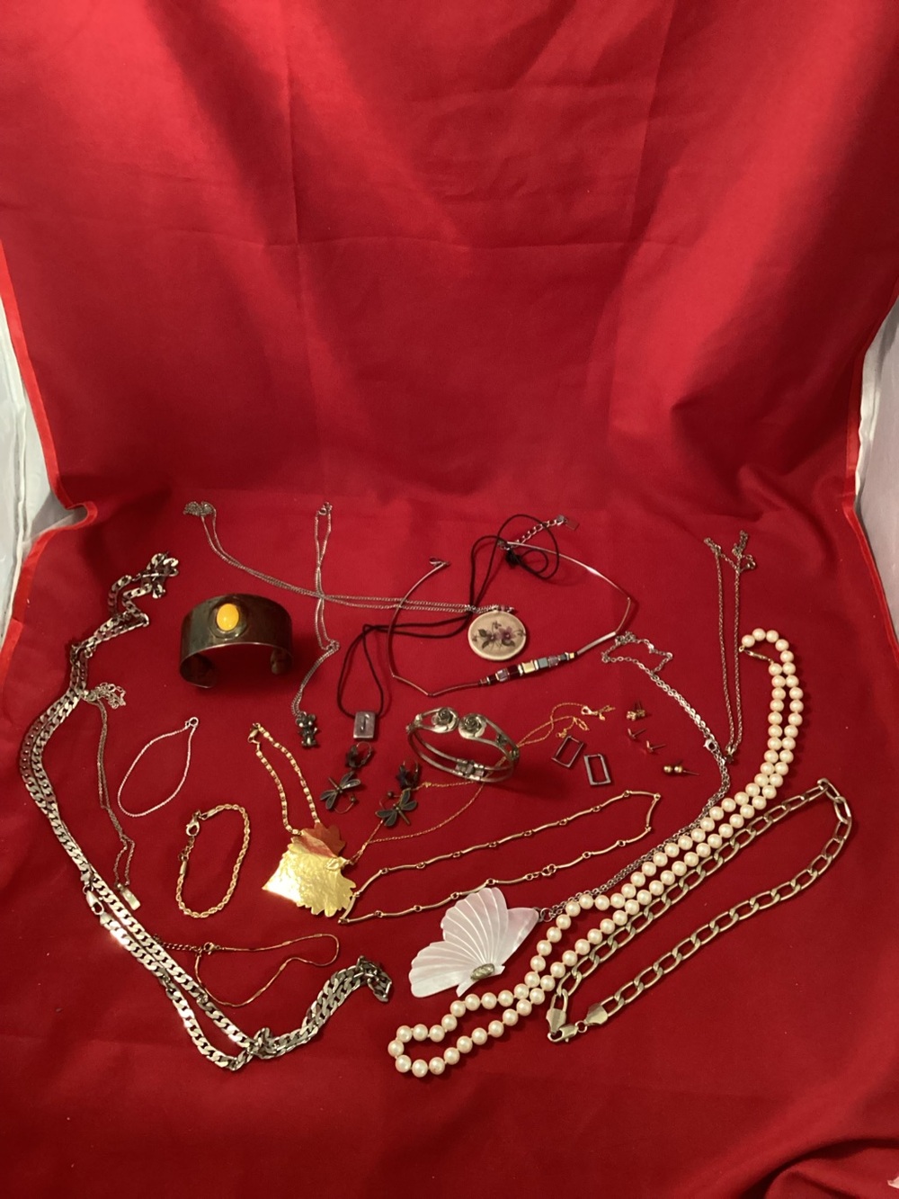 315 grams of costume jewelry